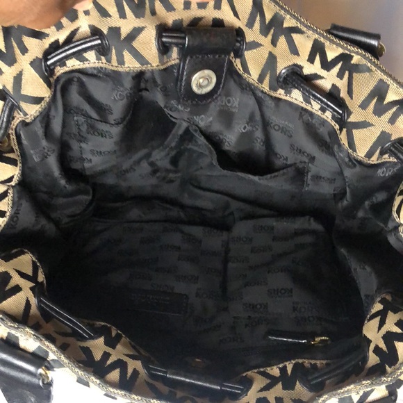 MICHAEL KORS tan and black signature satchel. Leather and canvas exterior. - Picture 16 of 16